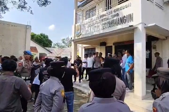 Eksekusi Aset di Area Kediaman Fifi Sofiah oleh PN Sumber Dibatalkan (Foto : Darfan)