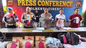 Tim Khusus Anti Bandit Satreskrim Polresta Cirebon berhasil menyita berbagai barang bukti hasil kejahatan mulai dari begal, curanmor, penadah hingga pembobolan minimarket (Foto : Darfan)