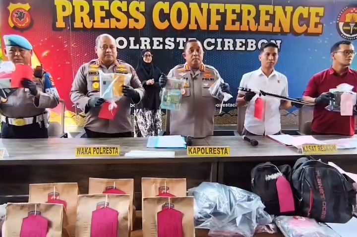 Tim Khusus Anti Bandit Satreskrim Polresta Cirebon berhasil menyita berbagai barang bukti hasil kejahatan mulai dari begal, curanmor, penadah hingga pembobolan minimarket (Foto : Darfan)