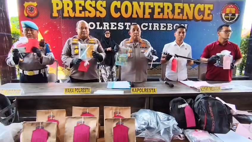 Tim Khusus Anti Bandit Satreskrim Polresta Cirebon berhasil menyita berbagai barang bukti hasil kejahatan mulai dari begal, curanmor, penadah hingga pembobolan minimarket (Foto : Darfan)