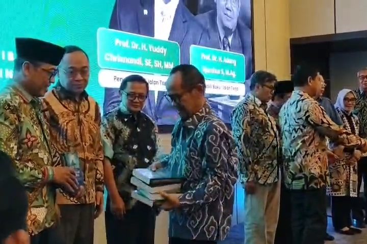 Launching buku Jalan Terjal Menuju Indonesia Adil dan Makmur menjadi bagian utama dalam refleksi reformasi (Foto : Darfan)