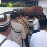 Si Diego, sapi kurban Presiden jenis limosin berbobot lebih dari satu ton, menjadi tontonan warga saat ditampilkan di halaman Masjid Agung Kuningan (Foto : Darfan)