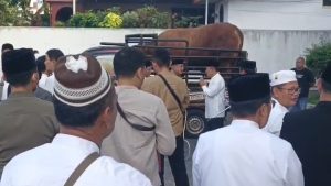 Si Diego, sapi kurban Presiden jenis limosin berbobot lebih dari satu ton, menjadi tontonan warga saat ditampilkan di halaman Masjid Agung Kuningan (Foto : Darfan)