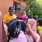 Kericuhan mewarnai pembagian daging kurban di Padepokan Anti Galau, Kabupaten Cirebon (Foto : Darfan)