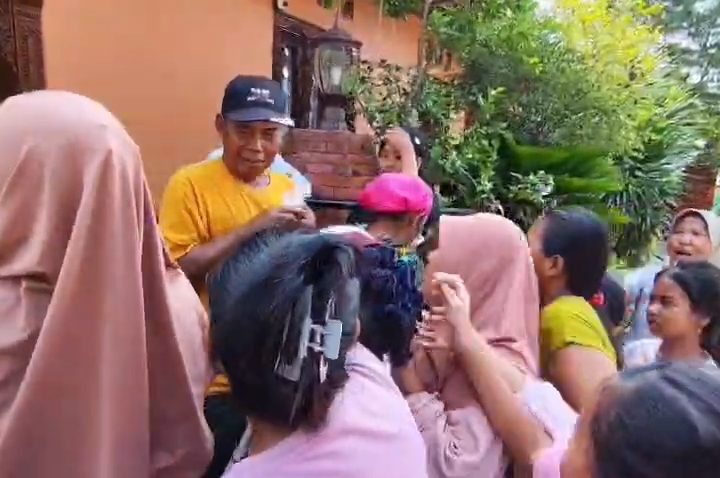 Kericuhan mewarnai pembagian daging kurban di Padepokan Anti Galau, Kabupaten Cirebon (Foto : Darfan)
