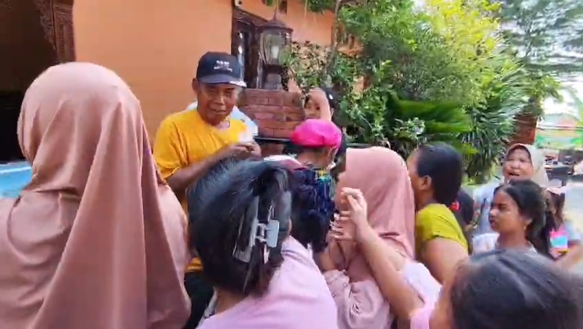 Kericuhan mewarnai pembagian daging kurban di Padepokan Anti Galau, Kabupaten Cirebon (Foto : Darfan)