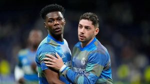 Federico Valverde dan Aurelien Tchouameni dikabarkan terlibat baku hantam dalam sesi latihan Real Madrid jelang El Clasico kontra Barcelona. (Tangkapan Layar)