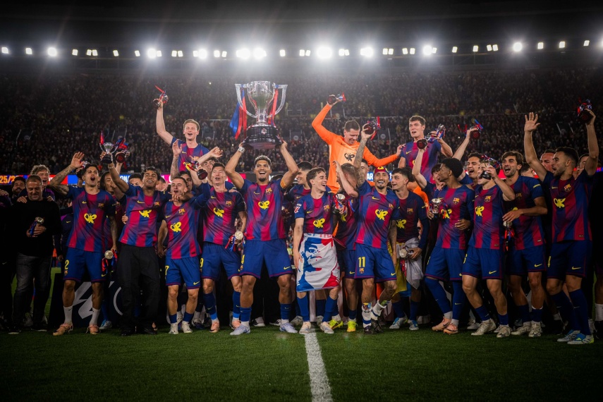 Para pemain Barcelona merayakan keberhasilan mengunci gelar juara La Liga musim 2025/2026 setelah mengalahkan Real Madrid dengan skor 2-0 dalam laga El Clasico di Stadion Spotify Camp Nou, Senin (11/5/2026) dini hari WIB.