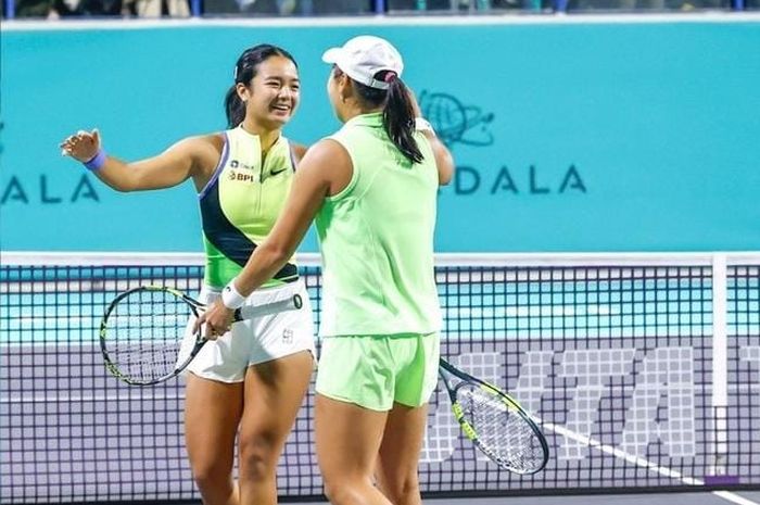 Petenis Indonesia, Janice Tjen dan Alexandra Eala (Filipina) merayakan kemenangan pada babak 16 besar ganda putri Abu Dhabi Open 2026, Selasa (3/2/2026) (Sumber Foto : INSTAGRAM.COM/MUBADALAABUDHABIOPEN)
