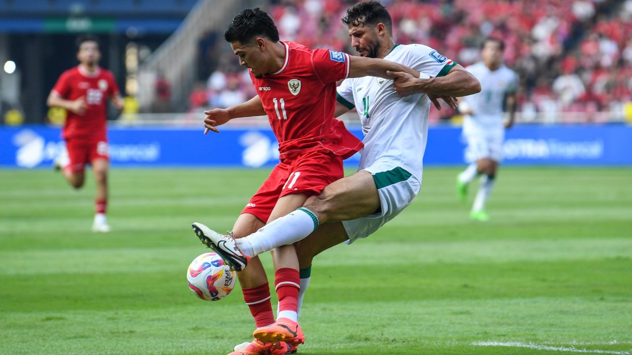 Pesepak bola Tim Nasional Indonesia Ragnar Oratmangoen (kiri) berebut bola dengan pesepak bola Tim Nasional Irak Suad Natiq Naji dalam laga lanjutan Grup F Kualifikasi Piala Dunia 2026 zona Asia, di Stadion Utama Gelora Bung Karno (SUGBK), Senayan, Jakarta, Kamis (6/6/2024). (Foto: ANTARA FOTO/Galih Pradipta/aww.)