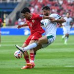 Pesepak bola Tim Nasional Indonesia Ragnar Oratmangoen (kiri) berebut bola dengan pesepak bola Tim Nasional Irak Suad Natiq Naji dalam laga lanjutan Grup F Kualifikasi Piala Dunia 2026 zona Asia, di Stadion Utama Gelora Bung Karno (SUGBK), Senayan, Jakarta, Kamis (6/6/2024). (Foto: ANTARA FOTO/Galih Pradipta/aww.)
