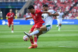 Pesepak bola Tim Nasional Indonesia Ragnar Oratmangoen (kiri) berebut bola dengan pesepak bola Tim Nasional Irak Suad Natiq Naji dalam laga lanjutan Grup F Kualifikasi Piala Dunia 2026 zona Asia, di Stadion Utama Gelora Bung Karno (SUGBK), Senayan, Jakarta, Kamis (6/6/2024). (Foto: ANTARA FOTO/Galih Pradipta/aww.)