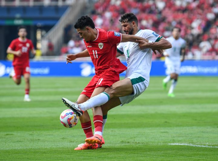Pesepak bola Tim Nasional Indonesia Ragnar Oratmangoen (kiri) berebut bola dengan pesepak bola Tim Nasional Irak Suad Natiq Naji dalam laga lanjutan Grup F Kualifikasi Piala Dunia 2026 zona Asia, di Stadion Utama Gelora Bung Karno (SUGBK), Senayan, Jakarta, Kamis (6/6/2024). (Foto: ANTARA FOTO/Galih Pradipta/aww.)