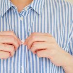Ilustrasi kancing baju wanita. (Sumber Foto: Lek in a BIG WORLD/Shutterstock)