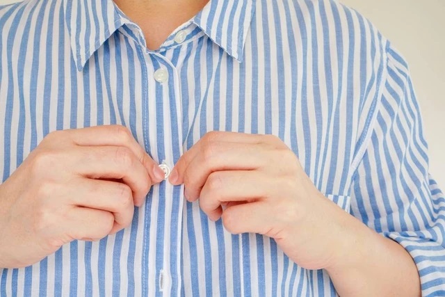 Ilustrasi kancing baju wanita. (Sumber Foto: Lek in a BIG WORLD/Shutterstock)