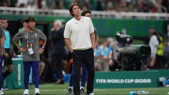 Pelatih Korea Selatan, Hong Myung-bo, saat memimpin timnya pada laga Grup A Piala Dunia 2026 di Estadio Zakron, Zapopan, Meksiko, Jumat (19/6/2026) pagi WIB. (Sumber: AP Photo/Eduardo Verdugo)