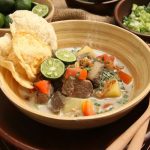TasteAtlas merilis 10 makanan berkuah terbaik di Indonesia, salah satunya soto betawi.(canva.com)