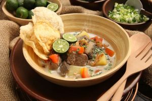TasteAtlas merilis 10 makanan berkuah terbaik di Indonesia, salah satunya soto betawi.(canva.com)