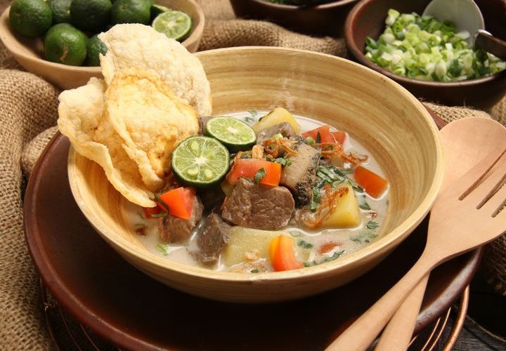 TasteAtlas merilis 10 makanan berkuah terbaik di Indonesia, salah satunya soto betawi.(canva.com)