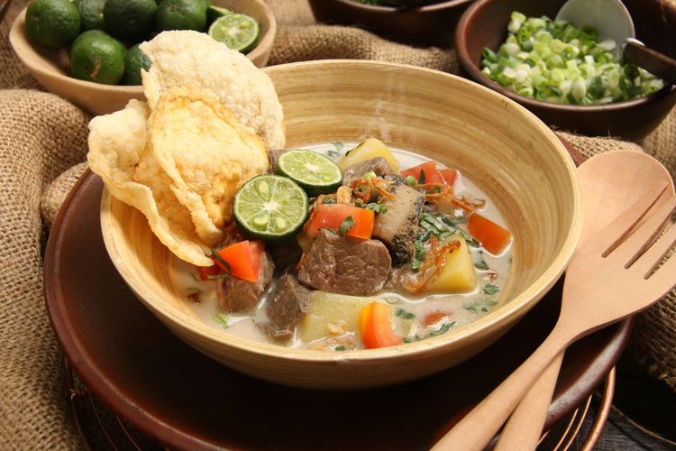 TasteAtlas merilis 10 makanan berkuah terbaik di Indonesia, salah satunya soto betawi.(canva.com)