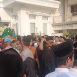Kapolri dan Ketua MPR Melepas Jenazah Sesepuh Pondok Pesantren Buntet Cirebon untuk Dimakamkan (Foto : Darfan)