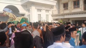 Kapolri dan Ketua MPR Melepas Jenazah Sesepuh Pondok Pesantren Buntet Cirebon untuk Dimakamkan (Foto : Darfan)