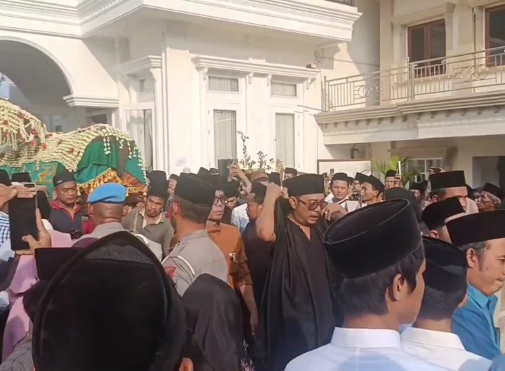 Kapolri dan Ketua MPR Melepas Jenazah Sesepuh Pondok Pesantren Buntet Cirebon untuk Dimakamkan (Foto : Darfan)