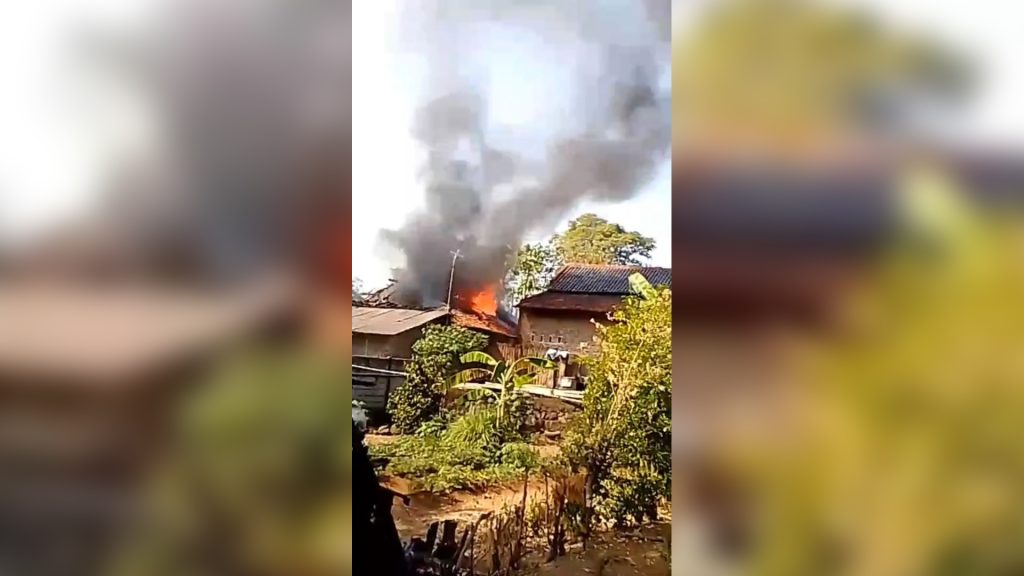 Kebakaran hebat melanda sebuah rumah warga di kawasan padat penduduk Desa Cempaka, Kecamatan Plumbon, Kabupaten Cirebon (Foto : Darfan)