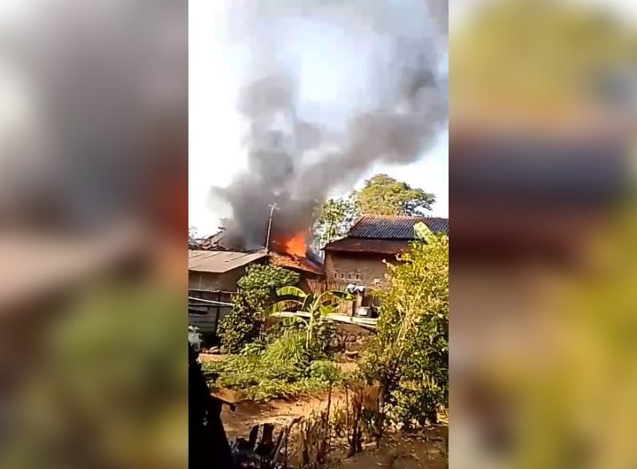 Kebakaran hebat melanda sebuah rumah warga di kawasan padat penduduk Desa Cempaka, Kecamatan Plumbon, Kabupaten Cirebon (Foto : Darfan)