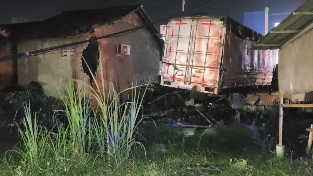 Truk Kontainer Hantam Warung Kopi di Pantura Cirebon, Satu Orang Tewas (Foto : Darfan)