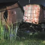 Truk Kontainer Hantam Warung Kopi di Pantura Cirebon, Satu Orang Tewas (Foto : Darfan)