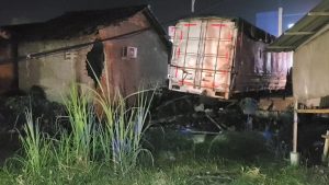 Truk Kontainer Hantam Warung Kopi di Pantura Cirebon, Satu Orang Tewas (Foto : Darfan)