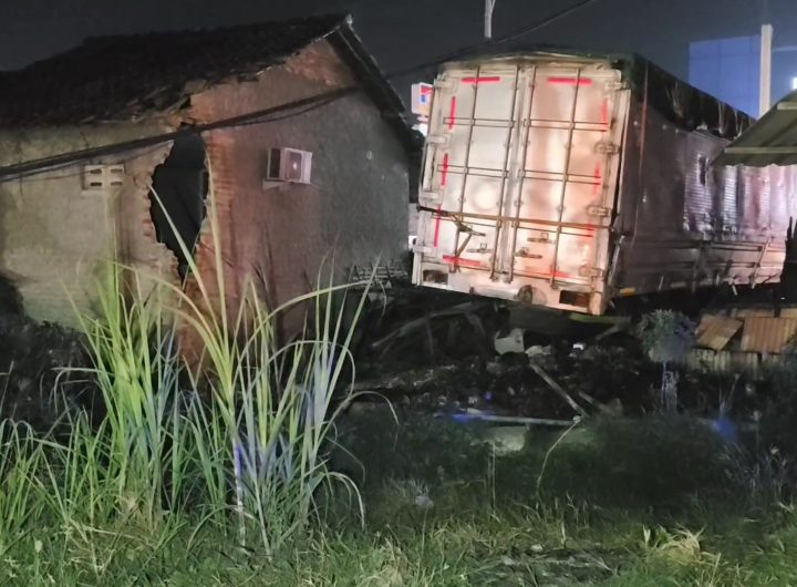 Truk Kontainer Hantam Warung Kopi di Pantura Cirebon, Satu Orang Tewas (Foto : Darfan)