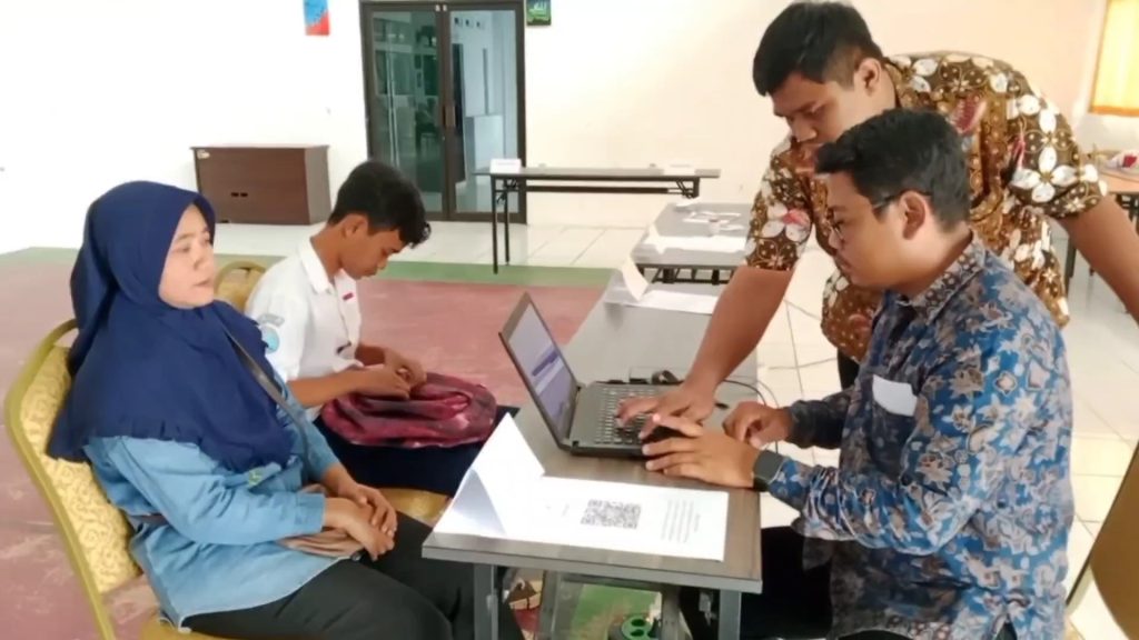 Anak Tiba-Tiba Tergeser dari Kuota PCMB SMA Negeri, Orang Tua Datangi Sekolah Agar Tak Putus Sekolah (Foto : Darfan)
