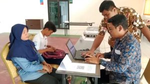Anak Tiba-Tiba Tergeser dari Kuota PCMB SMA Negeri, Orang Tua Datangi Sekolah Agar Tak Putus Sekolah (Foto : Darfan)