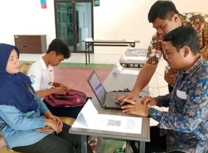 Anak Tiba-Tiba Tergeser dari Kuota PCMB SMA Negeri, Orang Tua Datangi Sekolah Agar Tak Putus Sekolah (Foto : Darfan)