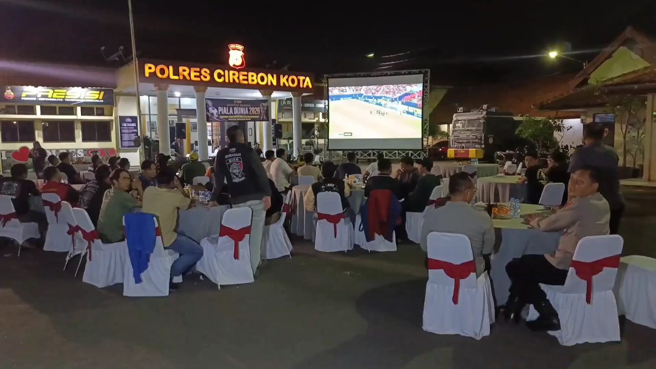 Seru! Polisi, Warga, dan Jurnalis Cirebon Begadang Demi Nobar Pesta Sepak Bola Dunia (Foto : Darfan)