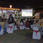 Seru! Polisi, Warga, dan Jurnalis Cirebon Begadang Demi Nobar Pesta Sepak Bola Dunia (Foto : Darfan)
