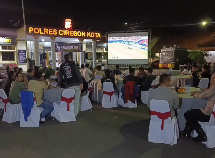 Seru! Polisi, Warga, dan Jurnalis Cirebon Begadang Demi Nobar Pesta Sepak Bola Dunia (Foto : Darfan)