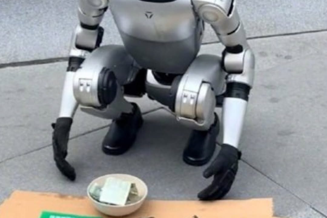 Sebuah robot humanoid di Kota Chengdu, China, menjadi sorotan setelah terlihat meminta uang (Tangkapan Layar)