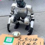 Sebuah robot humanoid di Kota Chengdu, China, menjadi sorotan setelah terlihat meminta uang (Tangkapan Layar)