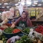 Pasca Lebaran Iduladha, Harga Cabai Merah Capai Rp100 Ribu di Pasar Kuningan (Foto : Darfan)