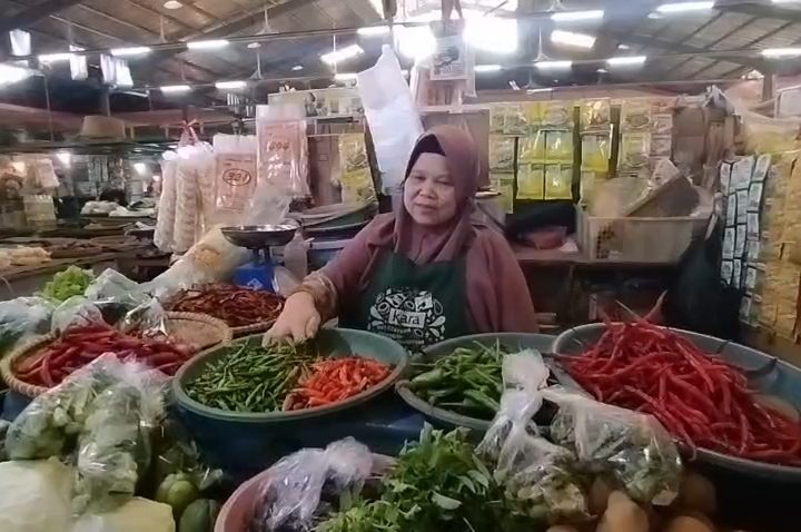 Pasca Lebaran Iduladha, Harga Cabai Merah Capai Rp100 Ribu di Pasar Kuningan (Foto : Darfan)