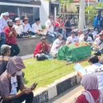 Ratusan Massa Datangi PN Sumber, Minta Penundaan Eksekusi Aset Fifi Sofiah (Foto : Darfan)