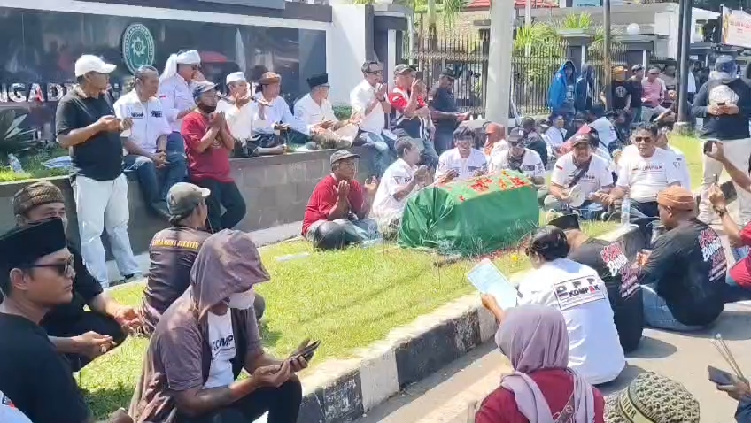 Ratusan Massa Datangi PN Sumber, Minta Penundaan Eksekusi Aset Fifi Sofiah (Foto : Darfan)
