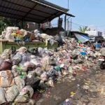 Gunungan sampah hingga meluber menutup jalan di tempat pembuangan sampah Pasar Minggu (Foto : Darfan)