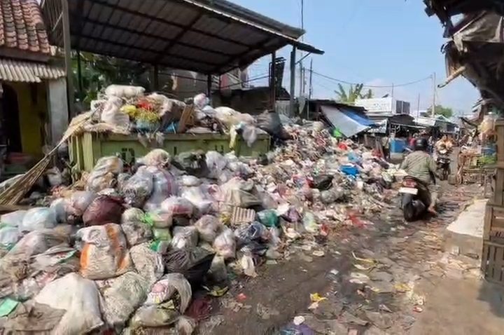 Gunungan sampah hingga meluber menutup jalan di tempat pembuangan sampah Pasar Minggu (Foto : Darfan)