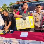 Petugas Satreskrim Polres Cirebon Kota, Jawa Barat, meringkus seorang pelaku penadahan sepeda motor curian lintas provinsi (Foto : Darfan)