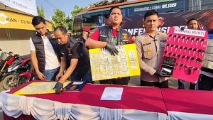 Petugas Satreskrim Polres Cirebon Kota, Jawa Barat, meringkus seorang pelaku penadahan sepeda motor curian lintas provinsi (Foto : Darfan)