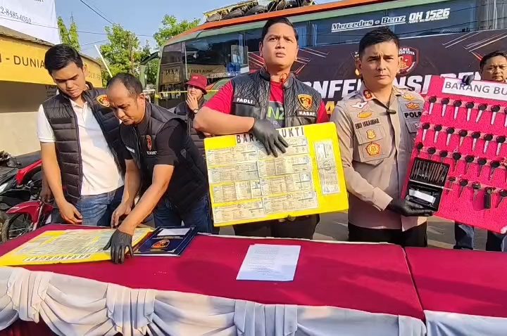 Petugas Satreskrim Polres Cirebon Kota, Jawa Barat, meringkus seorang pelaku penadahan sepeda motor curian lintas provinsi (Foto : Darfan)